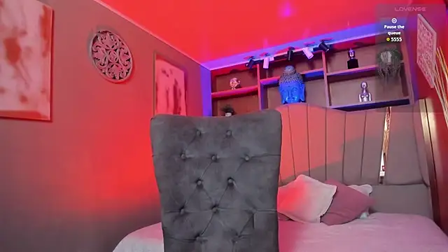 Lucy Williiams online show from 10-31-25, 03:19