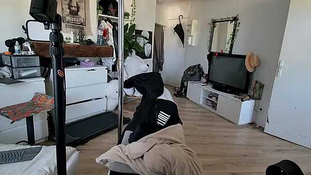 CeriseLapine online show from 11-20-25, 02:51