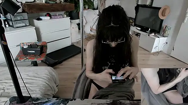 CeriseLapine online show from 12-21-25, 11:01