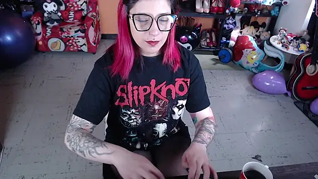 Snapshot of MissMiia2 chatting on 10-06-25, 02:18 MissMiia2 online show from 10-06-25, 02:18