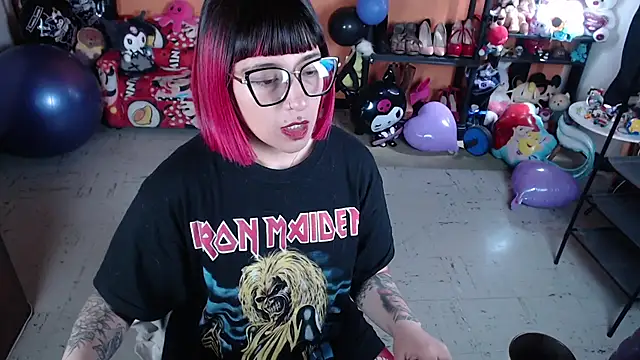Snapshot of MissMiia2 chatting on 10-12-25, 02:18 MissMiia2 online show from 10-12-25, 02:18