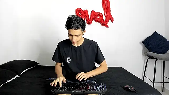 Snapshot of evanscollins chatting on 10-18-25, 08:11 evanscollins online show from 10-18-25, 08:11