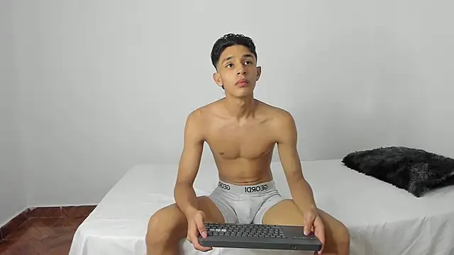 Snapshot of evanscollins chatting on 12-11-24, 05:00 evanscollins online show from 12-11-24, 05:00