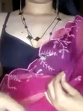 Snapshot of Indianhyna chatting on 02-14-25, 04:09 Indianhyna online show from 02-14-25, 04:09