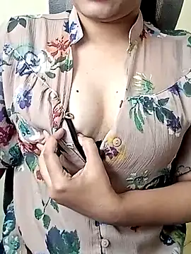 Snapshot of Indianhyna chatting on 10-13-25, 06:59 Indianhyna online show from 10-13-25, 06:59