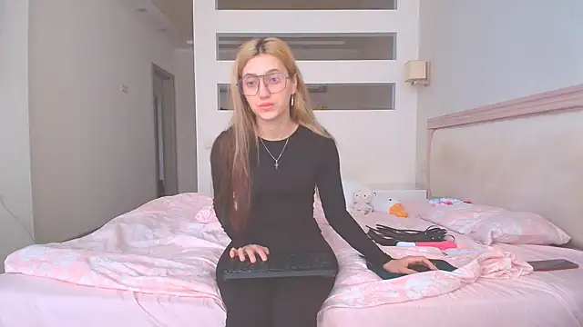 Snapshot of Iren chatting on 10-02-25, 10:40 Iren online show from 10-02-25, 10:40