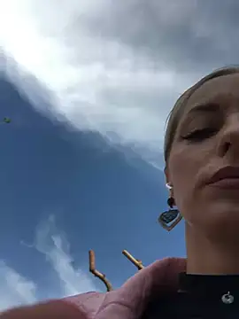 Diamond Bunny  online show from 03-09-25, 12:31