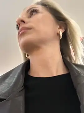 Diamond Bunny  online show from 09-28-25, 04:03