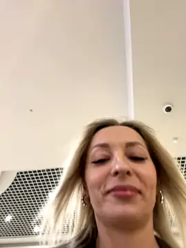 Diamond Bunny  online show from 11-17-25, 03:05