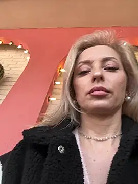 Diamond Bunny  online show from 03-06-26, 10:43