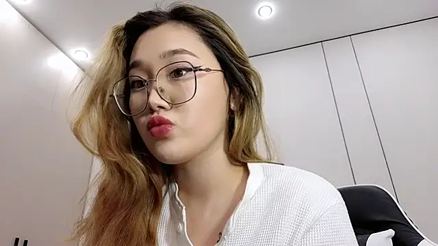 Jennatyan online show from 12-22-25, 01:55