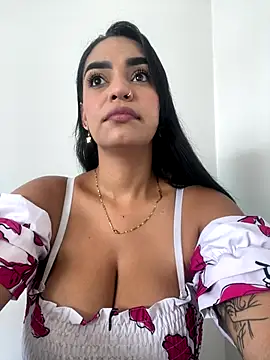 Snapshot of Sara-77 chatting on 10-08-25, 03:24 Sara-77 online show from 10-08-25, 03:24