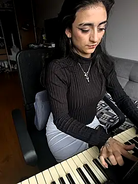 Lila Desiree online show from 11-13-25, 04:00