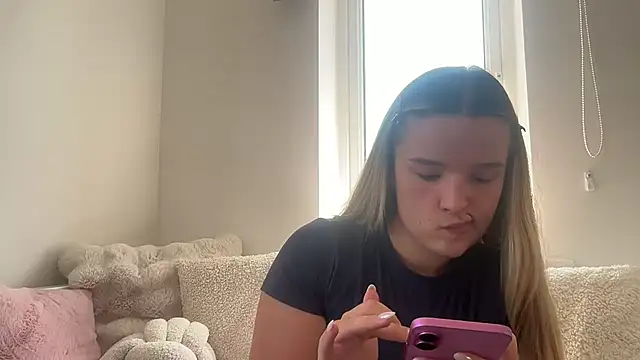 Snapshot of maisiesmithx chatting on 07-20-26, 12:40 maisiesmithx online show from 07-20-26, 12:40