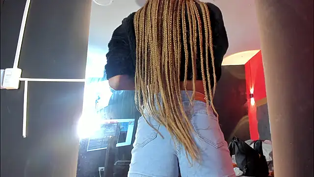 YayaHilton online show from 10-29-25, 04:44