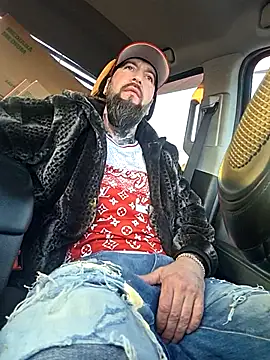 Snapshot of Beardedtattood chatting on 04-22-26, 11:06 Beardedtattood online show from 04-22-26, 11:06