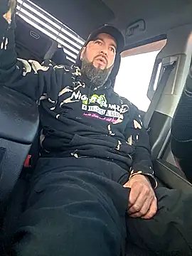 Snapshot of Beardedtattood chatting on 04-26-26, 11:07 Beardedtattood online show from 04-26-26, 11:07