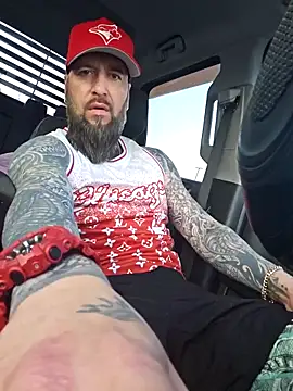Snapshot of Beardedtattood chatting on 05-18-26, 10:31 Beardedtattood online show from 05-18-26, 10:31