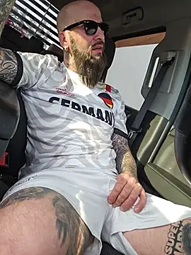 Snapshot of Beardedtattood chatting on 07-03-26, 11:06 Beardedtattood online show from 07-03-26, 11:06