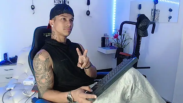 Snapshot of Leonard_Price chatting on 03-04-25, 02:49 Leonard Price online show from 03-04-25, 02:49