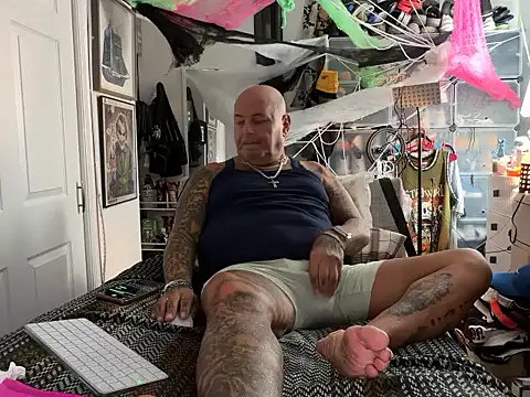 Snapshot of joeytatts66 chatting on 10-01-25, 01:22 joeytatts66 online show from 10-01-25, 01:22