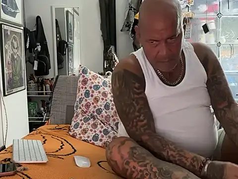 Snapshot of joeytatts66 chatting on 10-22-25, 01:27 joeytatts66 online show from 10-22-25, 01:27