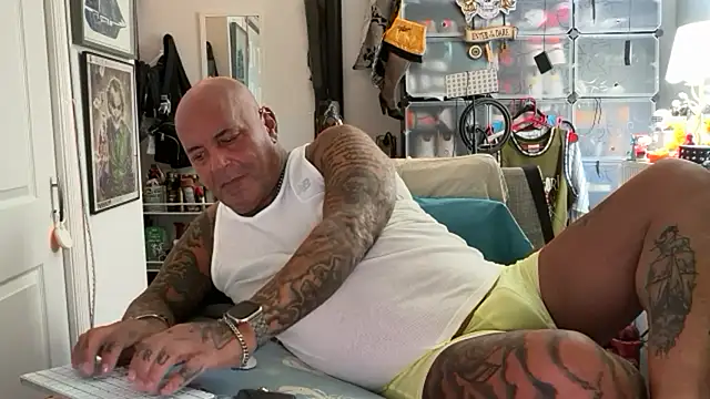 Snapshot of joeytatts66 chatting on 10-14-25, 01:06 joeytatts66 online show from 10-14-25, 01:06