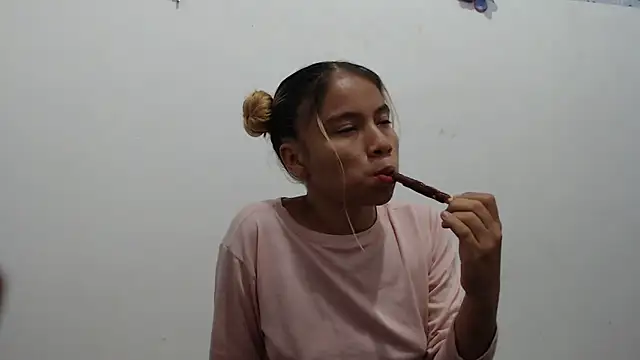 Snapshot of Naomi991 chatting on 03-06-25, 09:09 Naomi991 online show from 03-06-25, 09:09