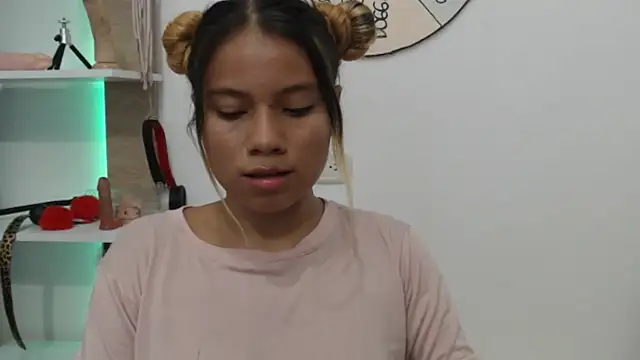 Snapshot of Naomi991 chatting on 09-23-25, 08:38 Naomi991 online show from 09-23-25, 08:38