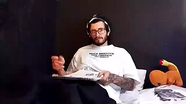 Loggan donnelly online show from 10-27-25, 07:37