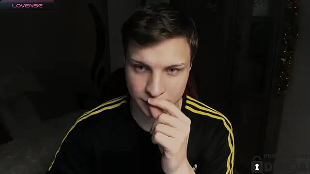 handsome guy01 online show from 12-16-25, 08:57