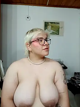 Snapshot of amalia_love chatting on 10-05-25, 05:31 amalia love online show from 10-05-25, 05:31