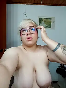 Snapshot of amalia_love chatting on 10-18-25, 06:04 amalia love online show from 10-18-25, 06:04