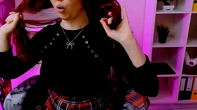 Snapshot of CarolGiggly chatting on 06-17-26, 12:11 CarolGiggly online show from 06-17-26, 12:11