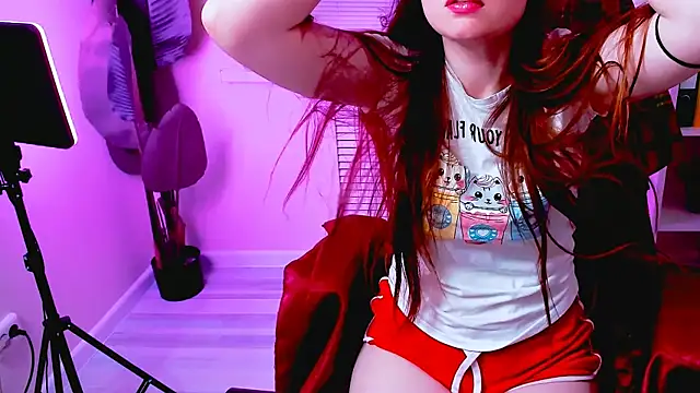 Snapshot of CarolGiggly chatting on 10-19-25, 12:13 CarolGiggly online show from 10-19-25, 12:13