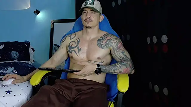 Snapshot of Alex_motta chatting on 05-17-26, 04:34 Alex motta online show from 05-17-26, 04:34