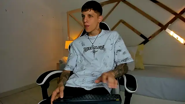 Snapshot of Adam_hard_ chatting on 09-16-25, 07:15 Adam hard  online show from 09-16-25, 07:15