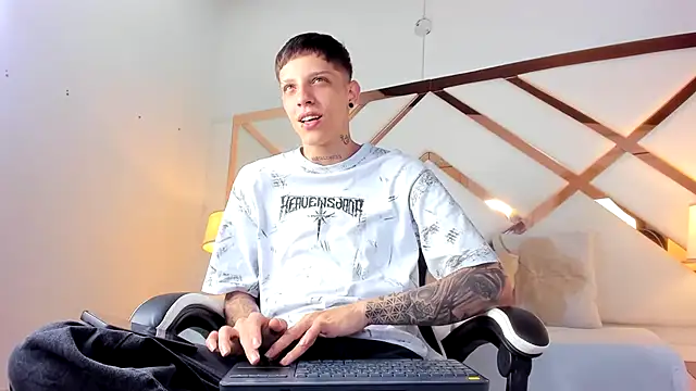 Snapshot of Adam_hard_ chatting on 09-26-25, 08:38 Adam hard  online show from 09-26-25, 08:38