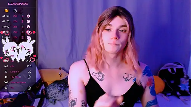 Snapshot of Alice_Hells chatting on 10-17-25, 05:55 Alice Hells online show from 10-17-25, 05:55