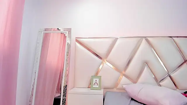 Snapshot of Tiffanymiller00 chatting on 12-19-24, 05:18 Tiffanymiller00 online show from 12-19-24, 05:18