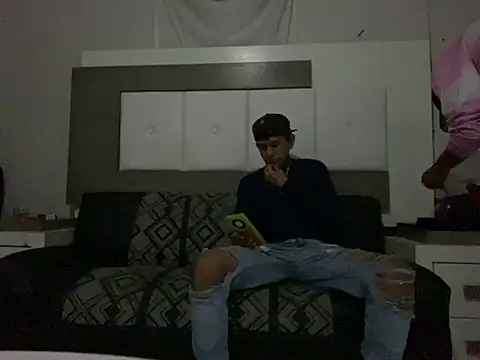 Snapshot of oiram27 chatting on 05-17-26, 06:24 oiram27 online show from 05-17-26, 06:24