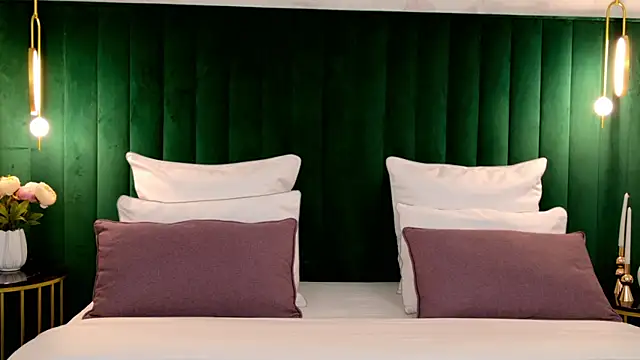 milaleoneli online show from 04-15-26, 02:43