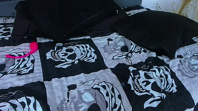 Snapshot of Miaelliee chatting on 12-19-24, 11:14 Miaelliee online show from 12-19-24, 11:14