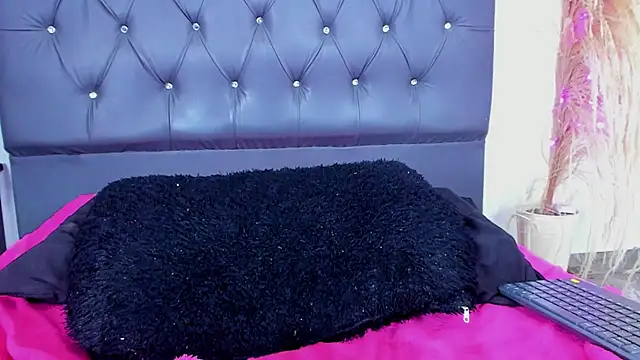 Snapshot of Miaelliee chatting on 12-25-24, 12:48 Miaelliee online show from 12-25-24, 12:48