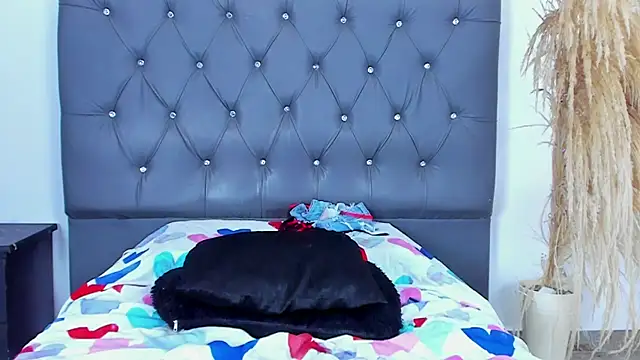 Snapshot of Miaelliee chatting on 12-23-24, 01:29 Miaelliee online show from 12-23-24, 01:29