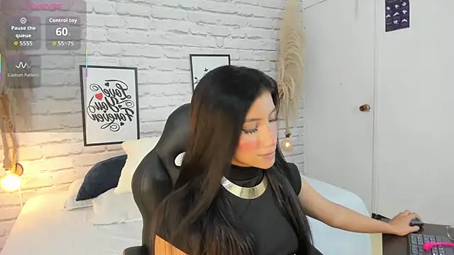 naomiii   online show from 09-30-25, 12:33