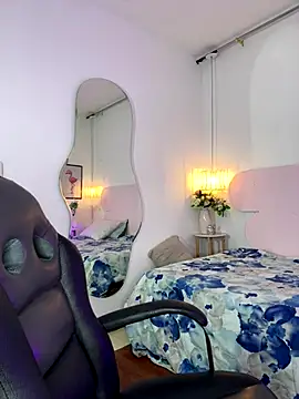 naomiii   online show from 10-18-25, 11:45