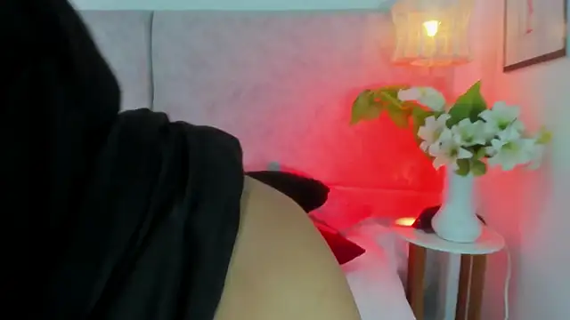 naomiii   online show from 03-26-26, 11:52