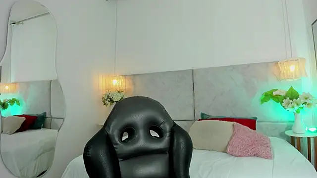 naomiii   online show from 02-10-26, 12:04