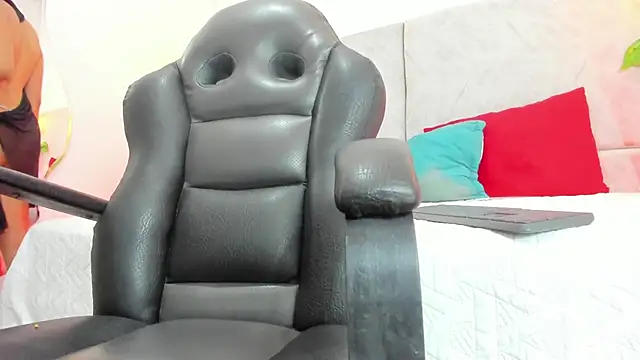 naomiii   online show from 04-09-26, 12:00